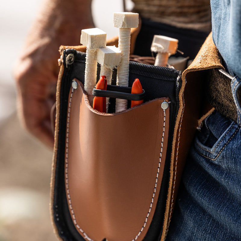 Leren tuingereedschapshouder met compact handgereedschap