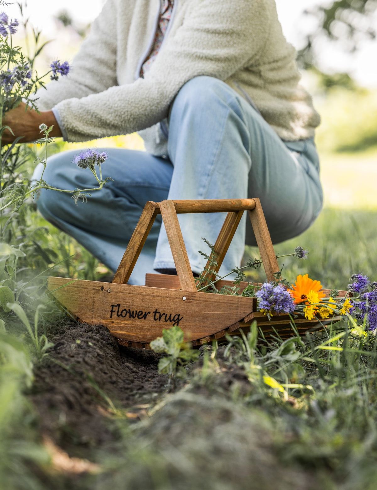 Gifts - bloemen in een houten oogstmand