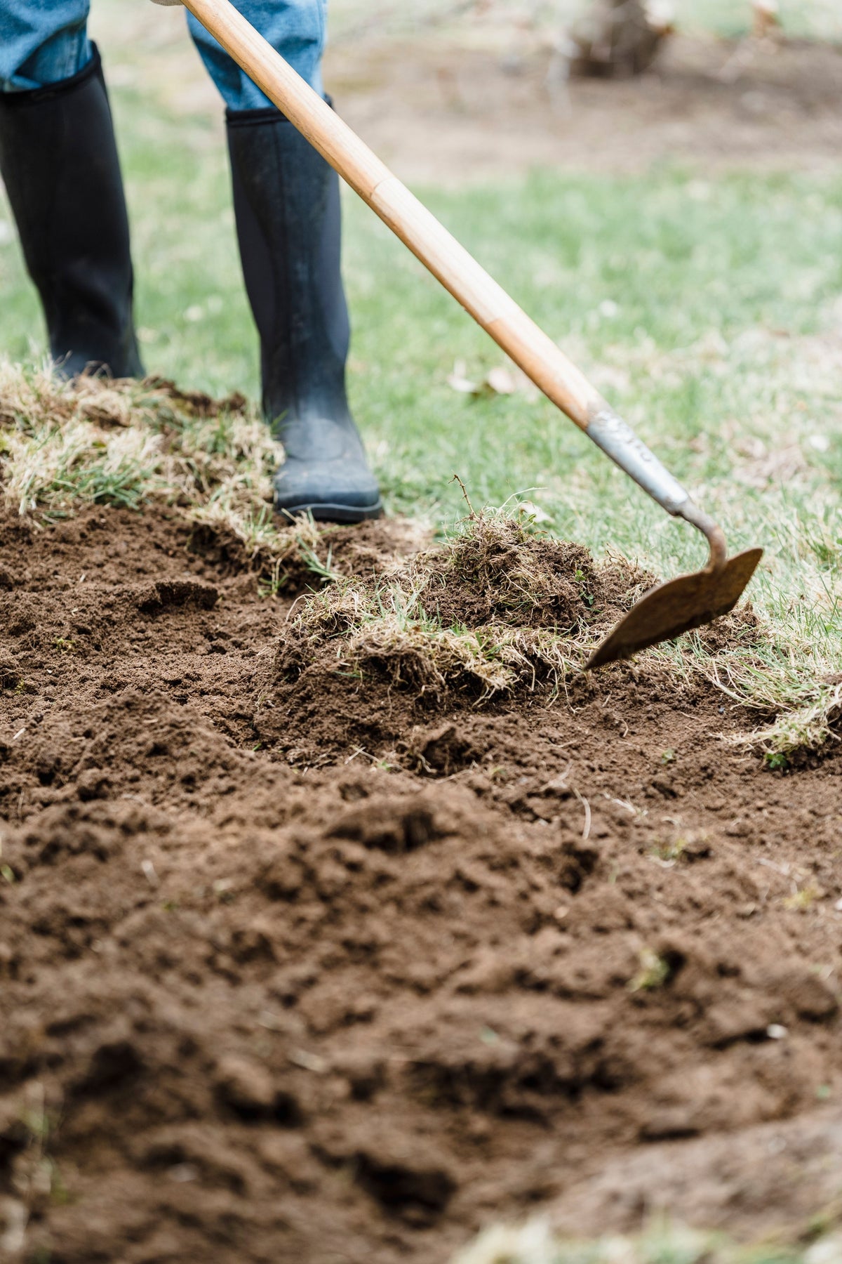 Handmatig werken in de moestuinbodem